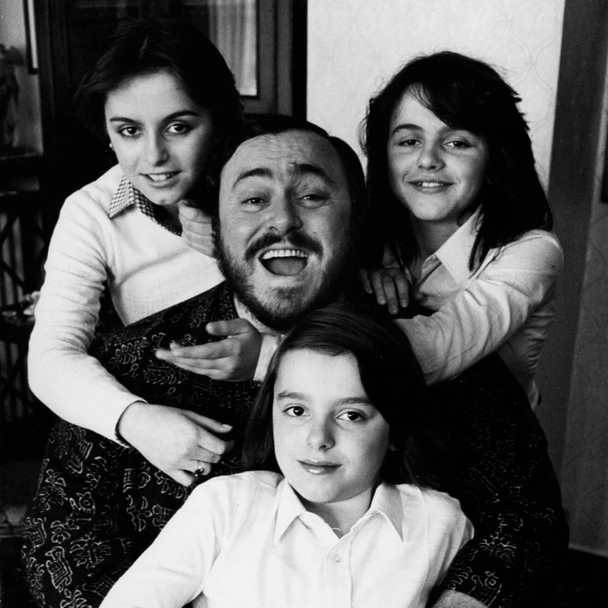 LUCIANO PAVAROTTI Z CÓRKAMI, GIULIANĄ, LORENZĄ I CRISTINĄ, 1976