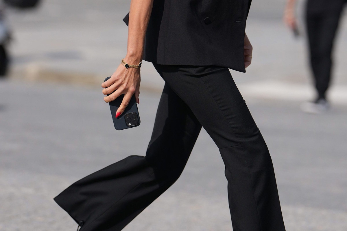 Street Style - Paris Fashion Week - Womenswear Spring Summer 2026 - Day Two