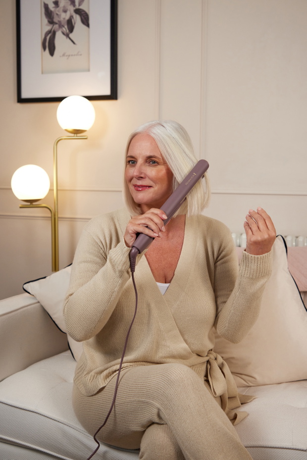 2025-AIRvive Slim Straightener-S8930-Model Lifestyle1
