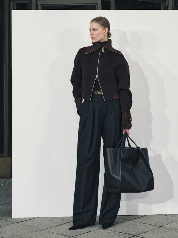 BREUNINGER.COM_Kampania AW 2025_Look Victoria Beckham