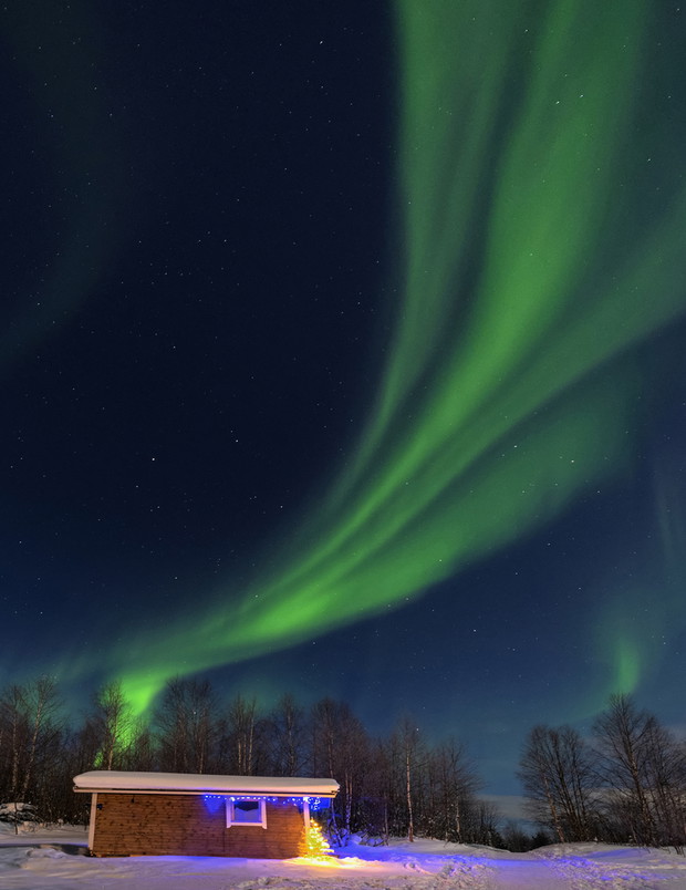 Nordlichter in Winterlandschaft am Inari See Finnland