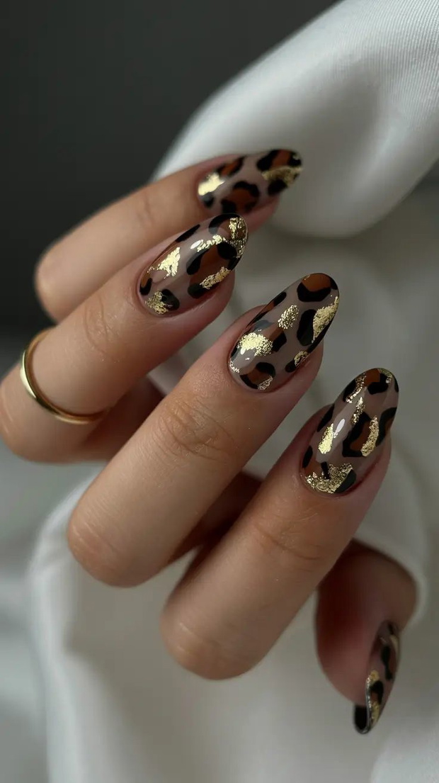 Glamorous Gold Fall Nails 2025 – Chic Nail Designs & Inspo in Black and Gold