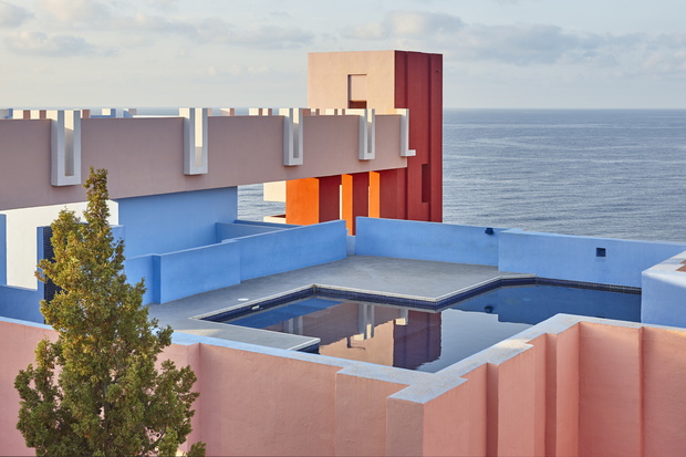 Geometric building construction. The red wall, La manzanera. Calpe