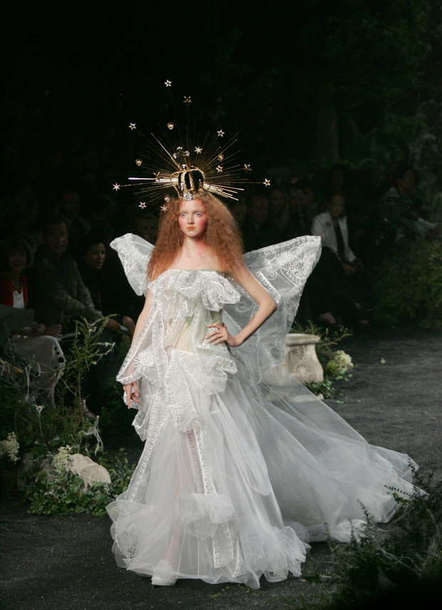 2005 Paris Fashion Week - Haute Couture - Fall/Winter 2005/2006 - DIOR - Runway