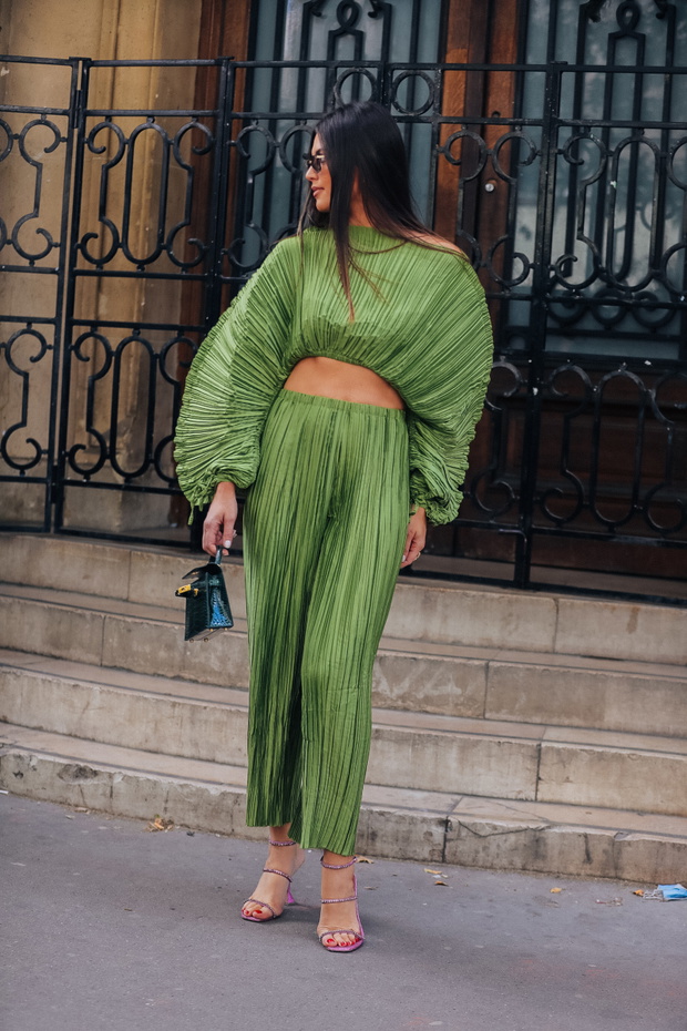 Street Style - Paris Fashion Week - Haute Couture Fall Winter 2022 2023 : Day Three