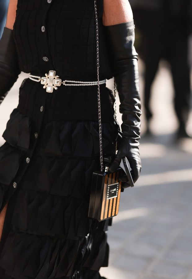 Street Style - Paris Fashion Week - Womenswear Spring/Summer 2023 : Day Nine