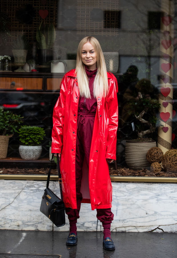Street Style - Paris Fashion Week - Womenswear Fall/Winter 2020/2021 : Day Eight