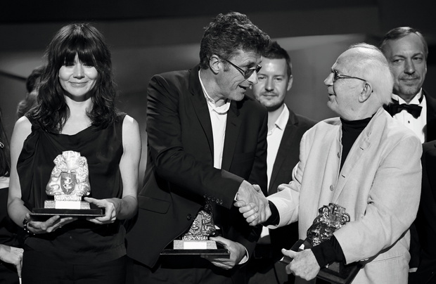 Gdynia, 14.09.2013. Reżyser Paweł Pawlikowski (C) ze Srebrnymi Lwami przyznanymi za film "Chce się żyć", laureat Platynowych Lwów reżyser Jerzy Antczak (2P) oraz reżyser Małgorzata Szumowska (L) ze Srebrnymi Lwami przyznanymi za film "W imię..." pozują do