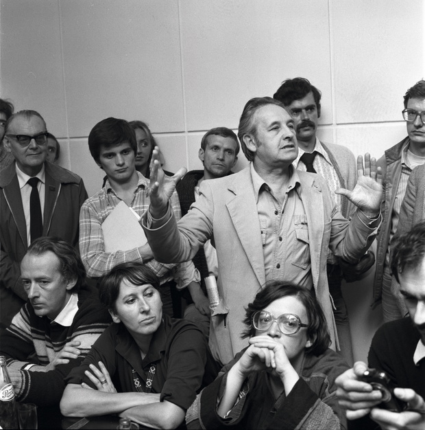 Gdańsk 13.09.1979. VI Festiwal Polskich Filmów Fabularnych (10-17 września). Pokazy festiwalowe odbywają się w Domu Technika NOT przy ul. Rajskiej. Konferencja prasowa po projekcji filmu pt. Amator. Nz. m.in. siedzą od prawej: reżyser Agnieszka Holland, k