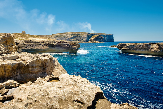 Fungus Rock und Qawra Tower unweit der Dwejra Bay