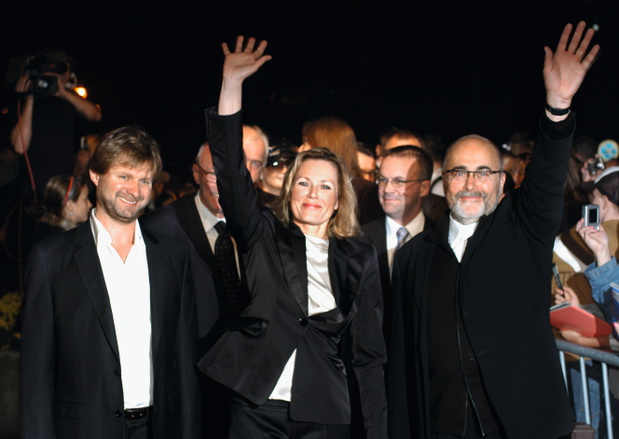 Gdynia, 23.09.2007. Aktorka Grażyna Szapołowska (C), reżyser Michał Kwieciński (P) i operator Piotr Wójtowicz (L) wchodzą na uroczystość wyręczenia nagród i zakończenia 32 Festiwalu Polskich Filmów Fabularnych w Gdyni, 22 bm. (bb/cat) PAP/Barbara Ostrowsk