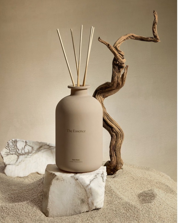 odświeżacz powietrza  z patyczkami the essence  z piżmem, bursztynem  i drzewem sandałowym  w nucie bazy Kave Home,  od 129 zł/100 ml/ kavehome.com.