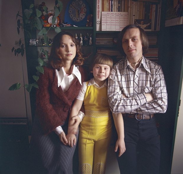 El¿bieta Starostecka i W³odzimierz Korcz z synem Kamilem w domu
