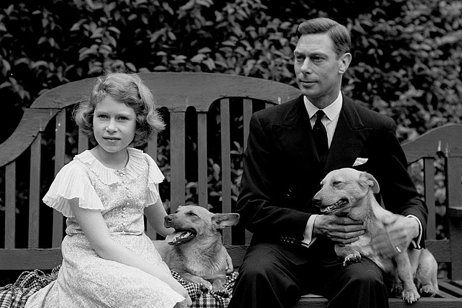 Książę Albert, późniejszy król Jerzy VI, jego córka księżniczka Elżbieta (późniejsza królowa), psy corgi, Londyn, lipiec 1936 roku