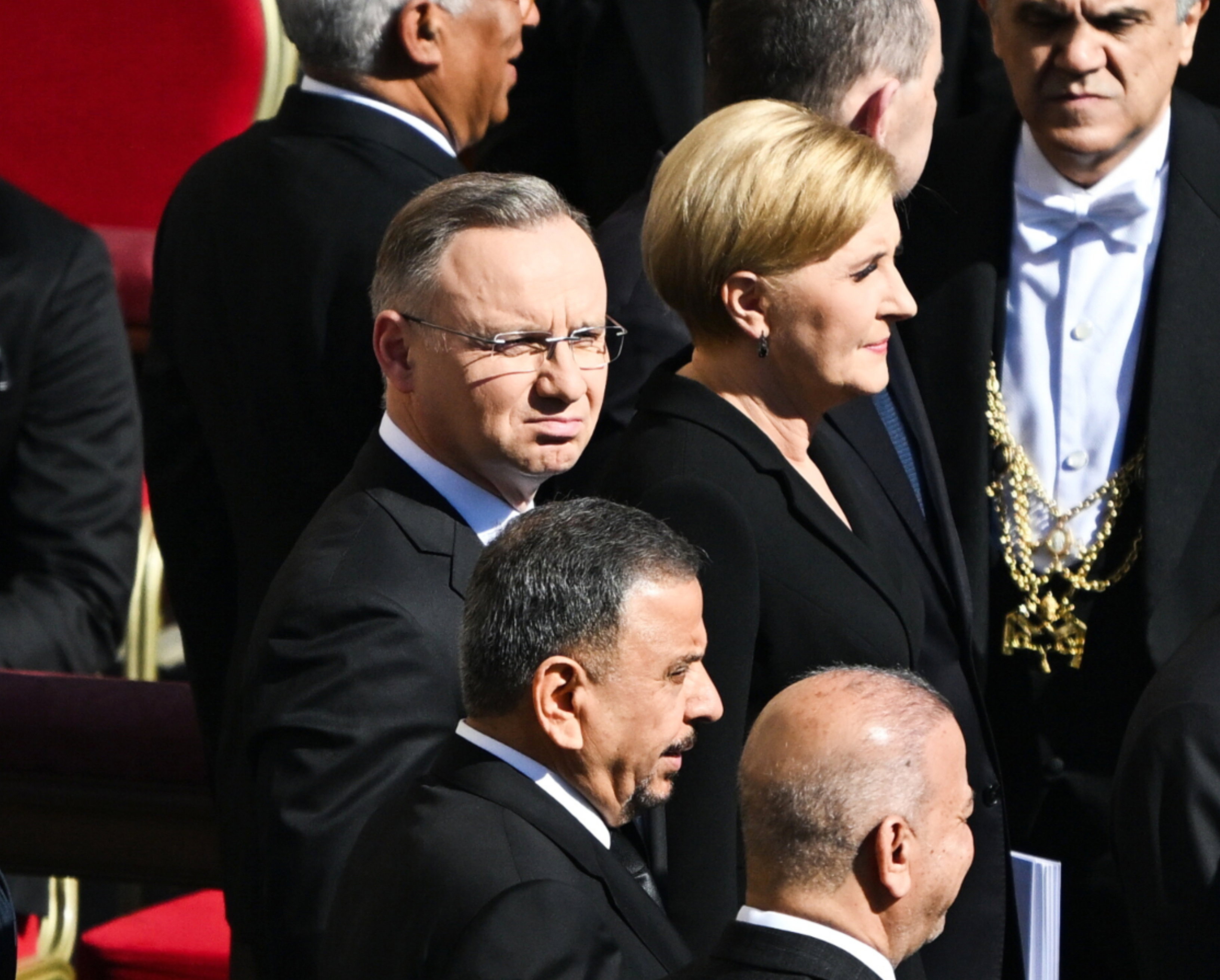 Watykan, 26.04.2025. Prezydent RP Andrzej Duda (C), pierwsza dama Agata Kornhauser-Duda (C-P), Marszałek Sejmu Szymon Hołownia (tył 2L), wicepremier, minister obrony narodowej Władysław Kosiniak-Kamysz (tył 2L) przed uroczystościami pogrzebowymi papieża F