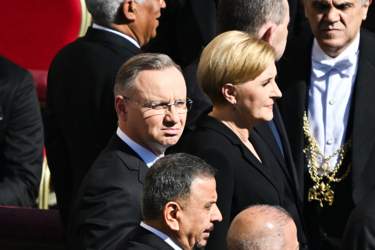 Watykan, 26.04.2025. Prezydent RP Andrzej Duda (C), pierwsza dama Agata Kornhauser-Duda (C-P), Marszałek Sejmu Szymon Hołownia (tył 2L), wicepremier, minister obrony narodowej Władysław Kosiniak-Kamysz (tył 2L) przed uroczystościami pogrzebowymi papieża F