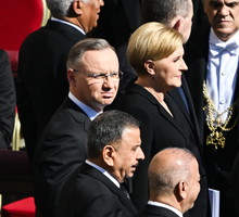 Watykan, 26.04.2025. Prezydent RP Andrzej Duda (C), pierwsza dama Agata Kornhauser-Duda (C-P), Marszałek Sejmu Szymon Hołownia (tył 2L), wicepremier, minister obrony narodowej Władysław Kosiniak-Kamysz (tył 2L) przed uroczystościami pogrzebowymi papieża F