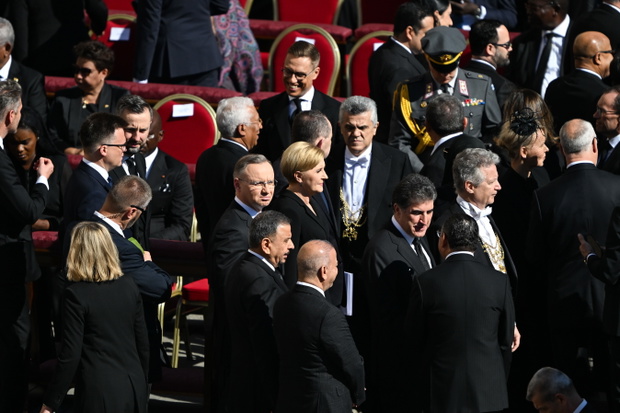 Watykan, 26.04.2025. Prezydent RP Andrzej Duda (C), pierwsza dama Agata Kornhauser-Duda (C-P), Marszałek Sejmu Szymon Hołownia (tył 2L), wicepremier, minister obrony narodowej Władysław Kosiniak-Kamysz (tył 2L) przed uroczystościami pogrzebowymi papieża F