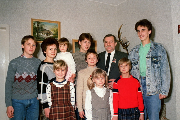 Lech Wałęsa, Danuta Wałęsa, dzieci Lecha Wałęsy, Gdańsk, 06.12.1988 rok. Od lewej: Sławomir, Brygida, Przemysław, Bogdan; na przodzie: Anna, Jarosław, Magdalena i Maria Wiktoria