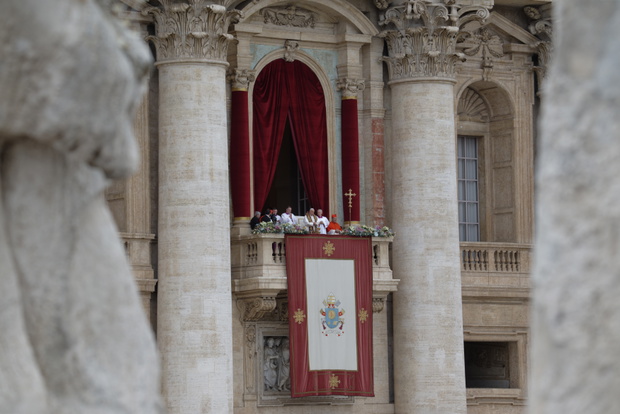 Papież Franciszek udziela błogosławieństwa „Urbi et Orbi” z centralnej loggii Bazyliki Świętego Piotra 25 grudnia 2023 r. w Watykanie, Watykan.