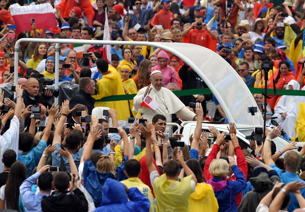 Papież Franciszek, 28.07.2016 Kraków Światowe Dni Młodzieży Wizyta papieża Franciszka Przejazd tramwajem z rezydencji biskupów krakowskich przy ul. Franciszkańskiej na Błonia