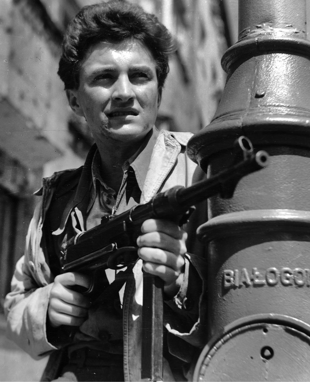 1958. Kadr z filmu "Zamach" w reżyserii Jerzego Passendorfera, n/z Andrzej Kostenko