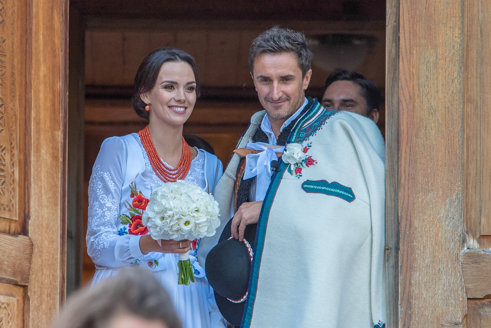 Sebastian Karpiel Bulecka, lider zespolu Zakopower wzial slub z modelka Paulina Krupinska w ponad 100 – letnim Kosciele sw. Kazimierza w Koscielisku kolo Zakopanego.