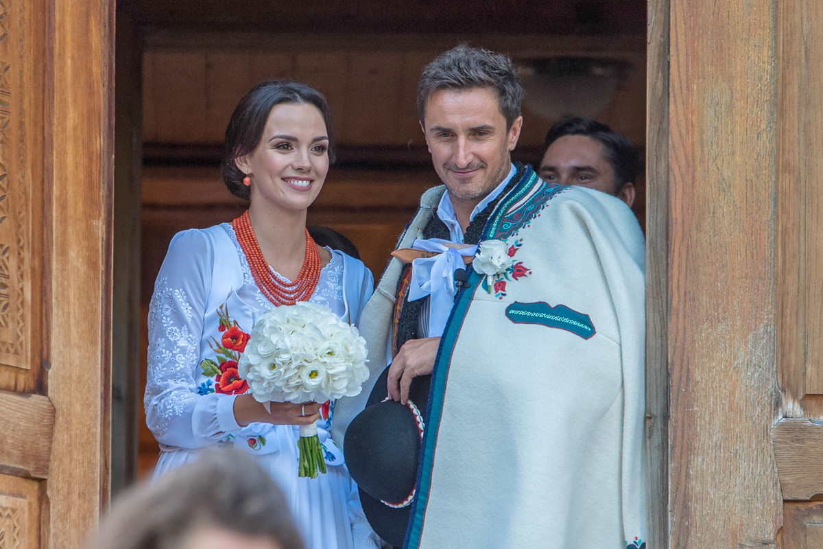 Sebastian Karpiel Bulecka, lider zespolu Zakopower wzial slub z modelka Paulina Krupinska w ponad 100 – letnim Kosciele sw. Kazimierza w Koscielisku kolo Zakopanego.