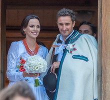 Sebastian Karpiel Bulecka, lider zespolu Zakopower wzial slub z modelka Paulina Krupinska w ponad 100 – letnim Kosciele sw. Kazimierza w Koscielisku kolo Zakopanego.