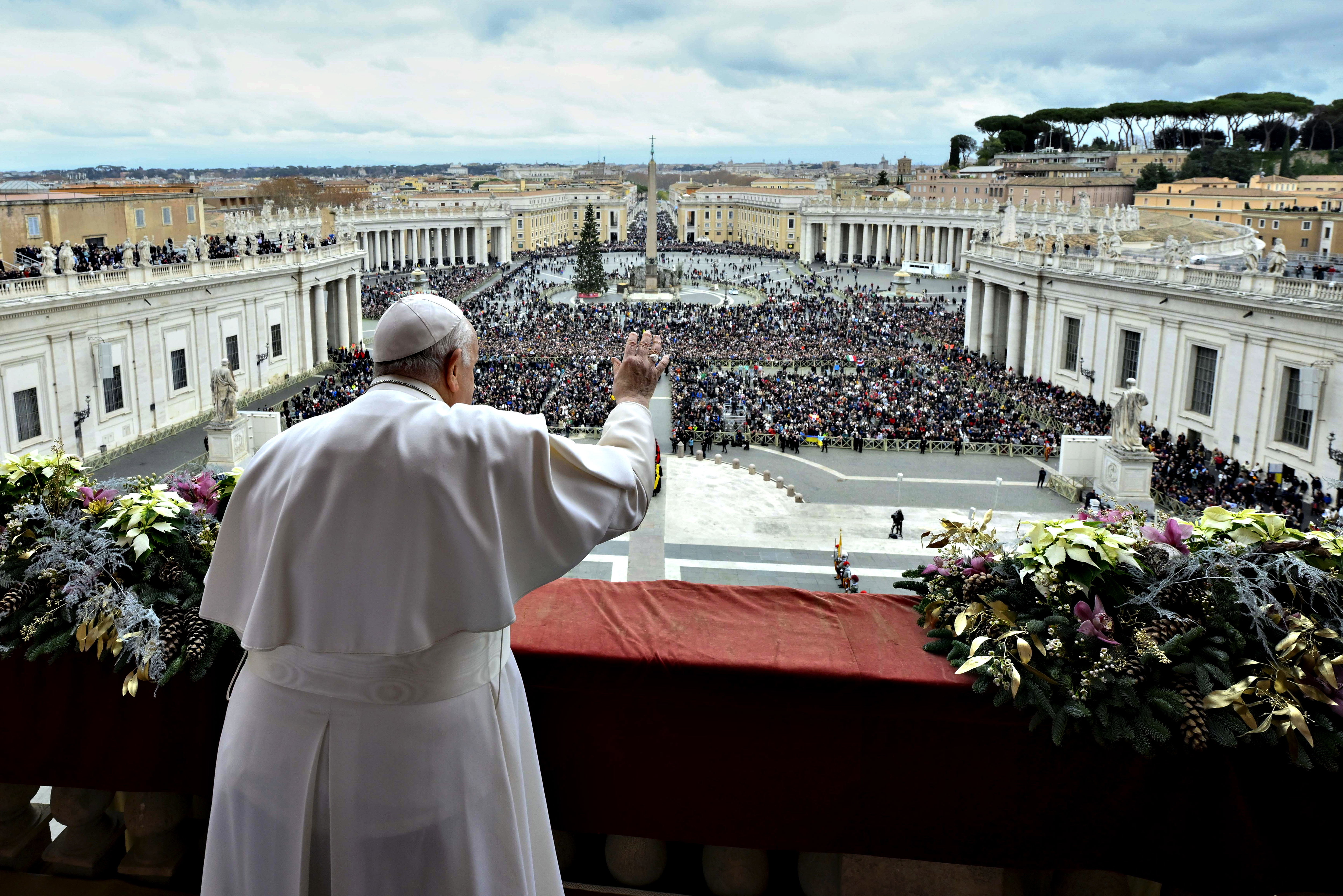 Papież Franciszek udziela błogosławieństwa „Urbi et Orbi” z centralnej loggii Bazyliki Świętego Piotra 25 grudnia 2023 r. w Watykanie, Watykan.