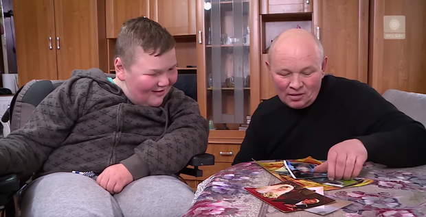 Bartek z Komorowa z tatą, który wystąpił w "Nasz nowy dom" w 2020 r.