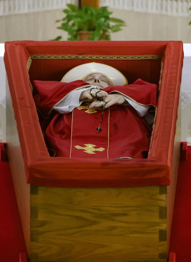 Papież Franciszek w trumnie, Dom Świętej Marty, poniedziałek, 21.04.2025 r.