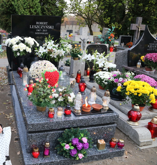 Grób Roberta Leszczyńskiego, dzień Wszystkich Świętych na Cmentarzu Wojskowym na Powązkach, Warszawa, 01.11.2015 r.
