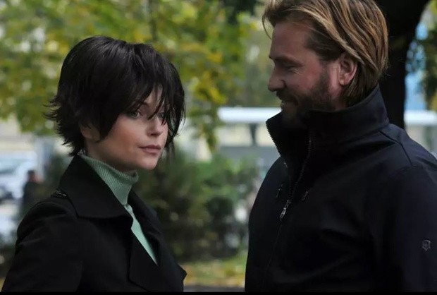 "Fałszywa tożsamość", Iza Miko i Val Kilmer