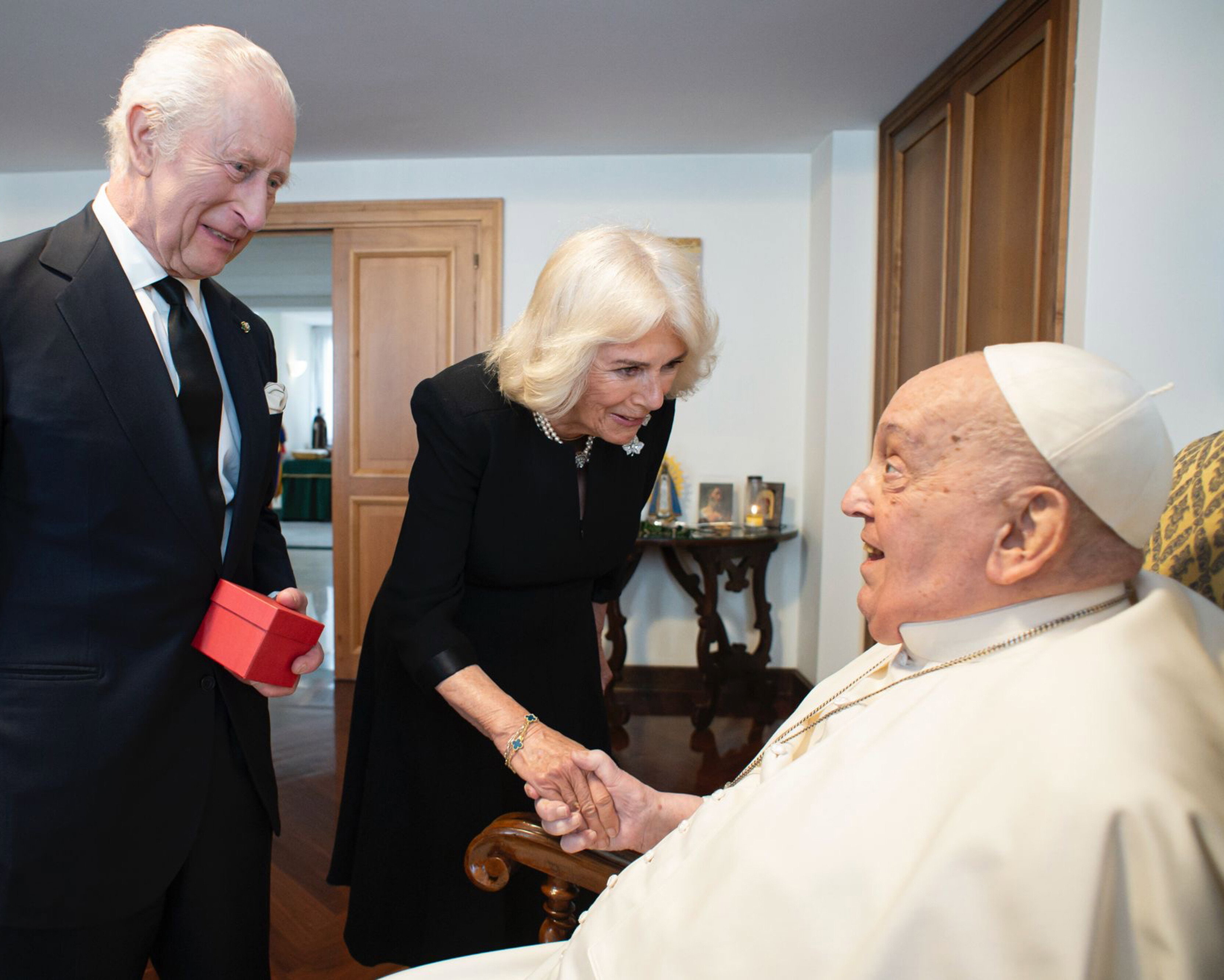 Król Karol III, królowa Kamila, papież Franciszek. 09.04.2025 rok