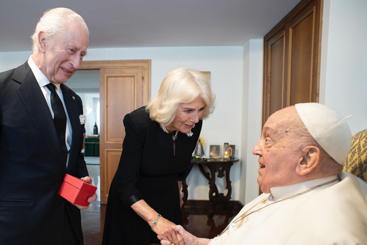 Król Karol III, królowa Kamila, papież Franciszek. 09.04.2025 rok
