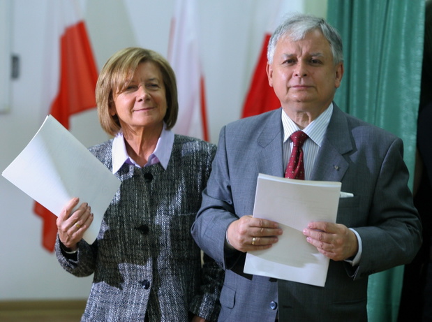 Lech Kaczynski z zona Maria glosuje w wyborach .