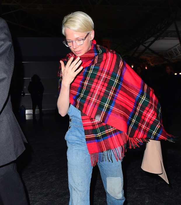 Michelle Williams owini?ta szalem w krat?