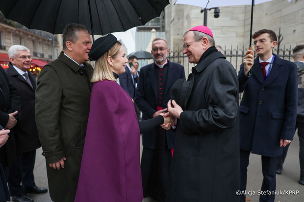 001_Pierwsza_Dama_Marta_Nawrocka_Paryż_Inauguracja_Kaplicy Polskiej i ponownego wprowadzenia do niej Ikony Matki Bożej Częstochowskiej_08-11-2025_7C6A5419