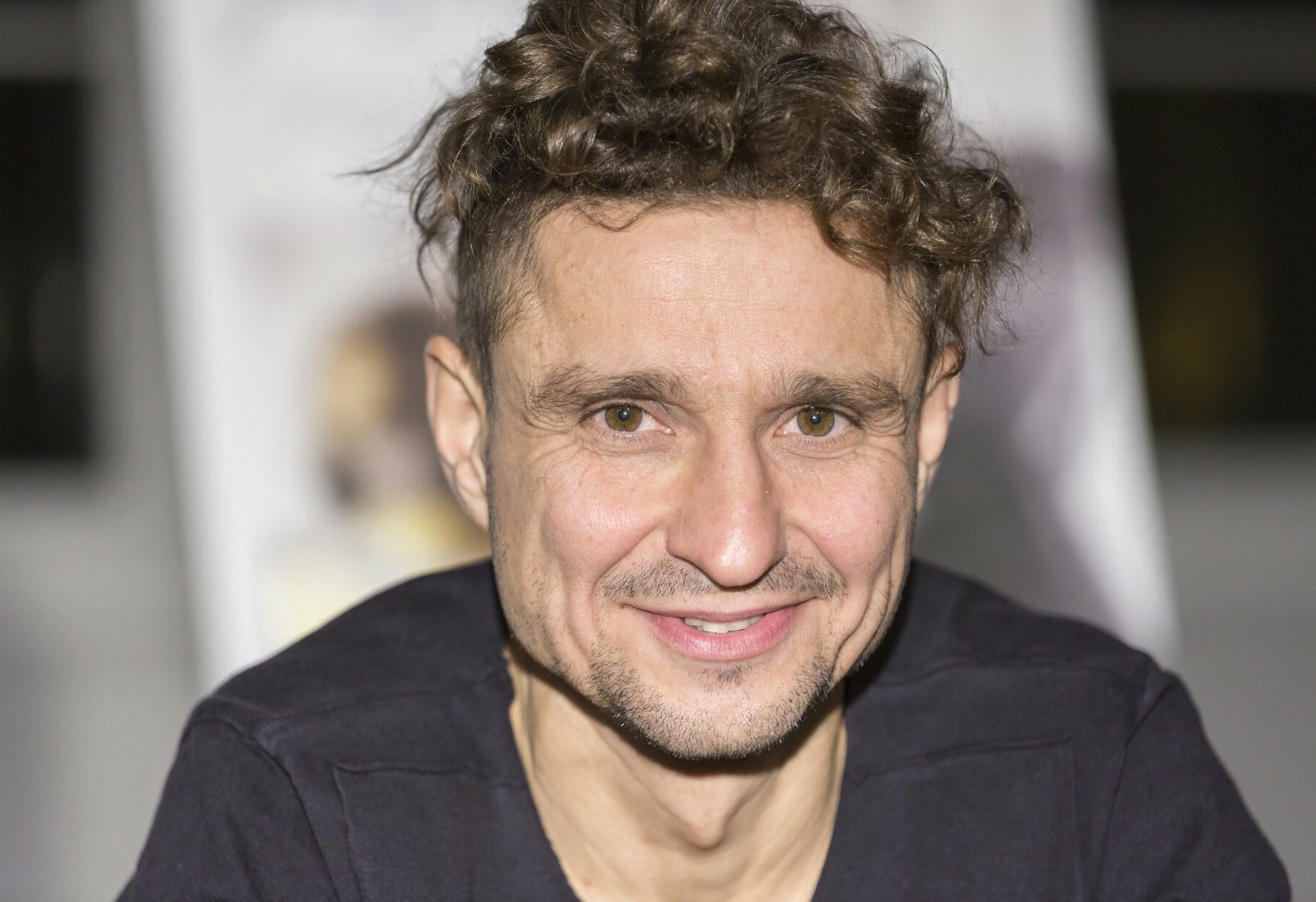JANUSZ RADEK, 2015 r. WROCLAW  SALON EMPIK RENOMA   JANUSZ RADEK WOKALISTA KOMPOZYTOR I AKTOR TEATRALNYCH INSCENIZACJI MUZYCZNYCH PROMUJE SWOJA NOWA PLYTE PT POPOLUDNIOWE PRZEJAZDZKI NAGRANA Z ZESPOLEM THE ANTS