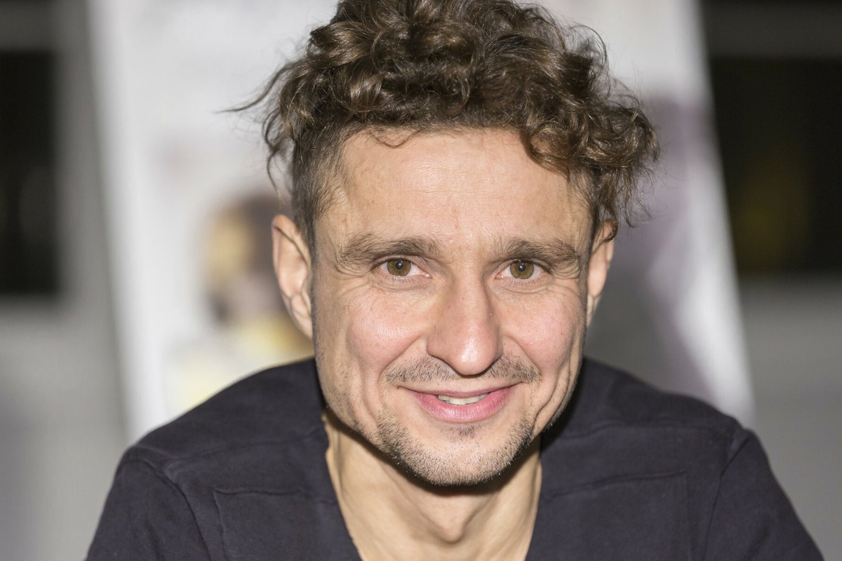 JANUSZ RADEK, 2015 r. WROCLAW SALON EMPIK RENOMA JANUSZ RADEK WOKALISTA KOMPOZYTOR I AKTOR TEATRALNYCH INSCENIZACJI MUZYCZNYCH PROMUJE SWOJA NOWA PLYTE PT POPOLUDNIOWE PRZEJAZDZKI NAGRANA Z ZESPOLEM THE ANTS