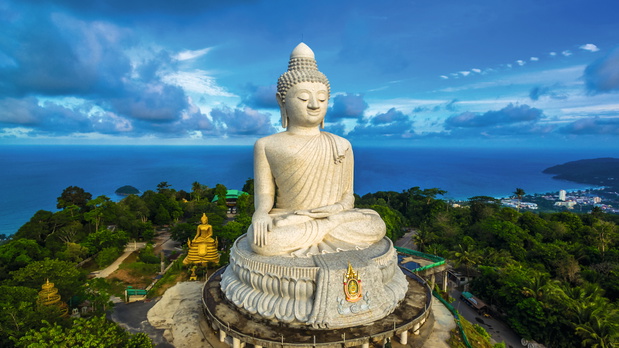 Monumentalny posąg Wielkiego Buddy na wyspie Phuket mierzy 45 metrów wysokości i wykonany jest z białego marmuru. Znajduje się na wzgórzu Nakkerd, oferującym zapierające dech widoki.