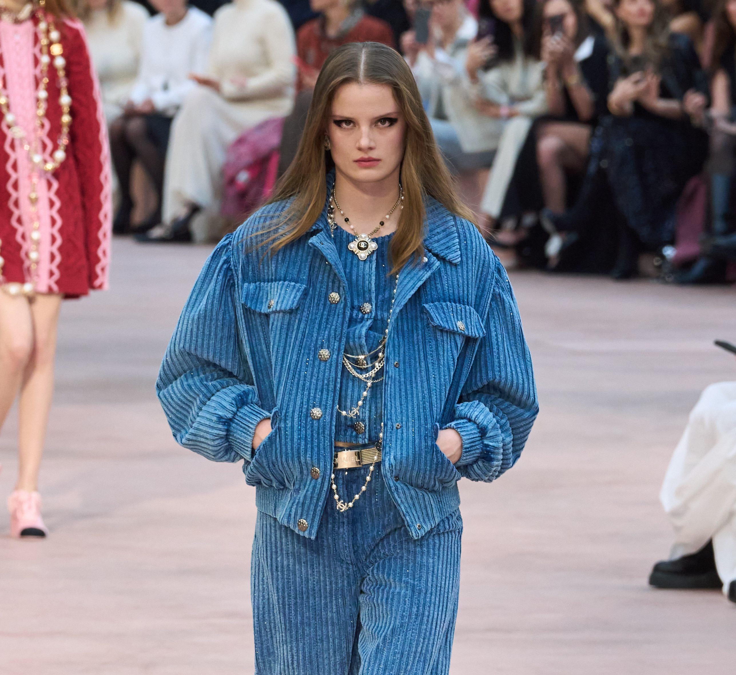 Sztruksowe spodnie na jesień i zimę 2025: Chanel
