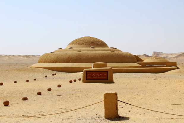 Wadi Hitan, miejscu wpisanym na listę światowego dziedzictwa UNESCO w Al Fayoum w Egipcie.