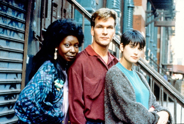 WHOOPI GOLDBERG, PATRICK SWAYZE, DEMI MOORE 1990, plan filmu Uwierz w ducha.