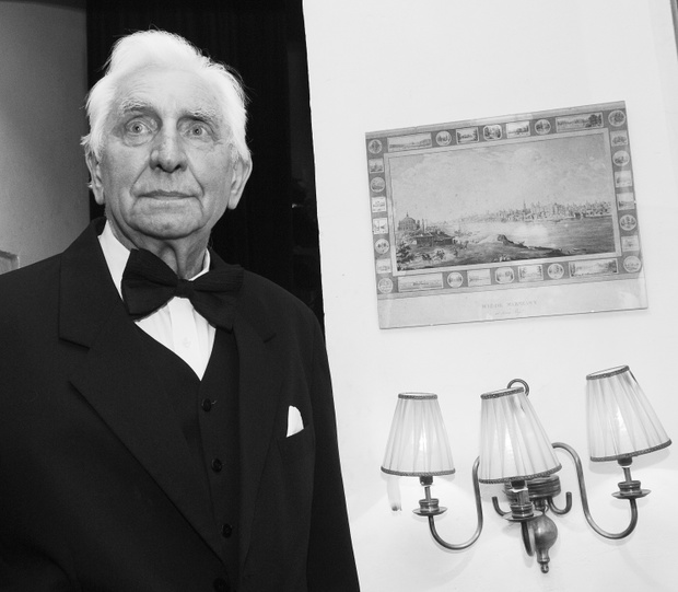 Warszawa, 16.04.2012." Wieczór dla wszystkich zmysłów " w Cafe Retrospekcja przy ul. Bednarskiej. Nz. aktor Stanisław Sparażyński