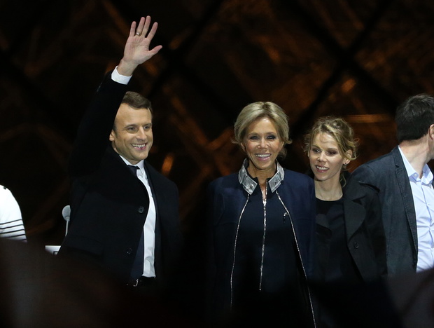 Emmanuel Macron z żoną Brigitte Macron i jej córką Tiphaine Auziere świętują swoje zwycięstwo w wyborach prezydenckich w Luwrze 7 maja 2017 r. w Paryżu we Francji.