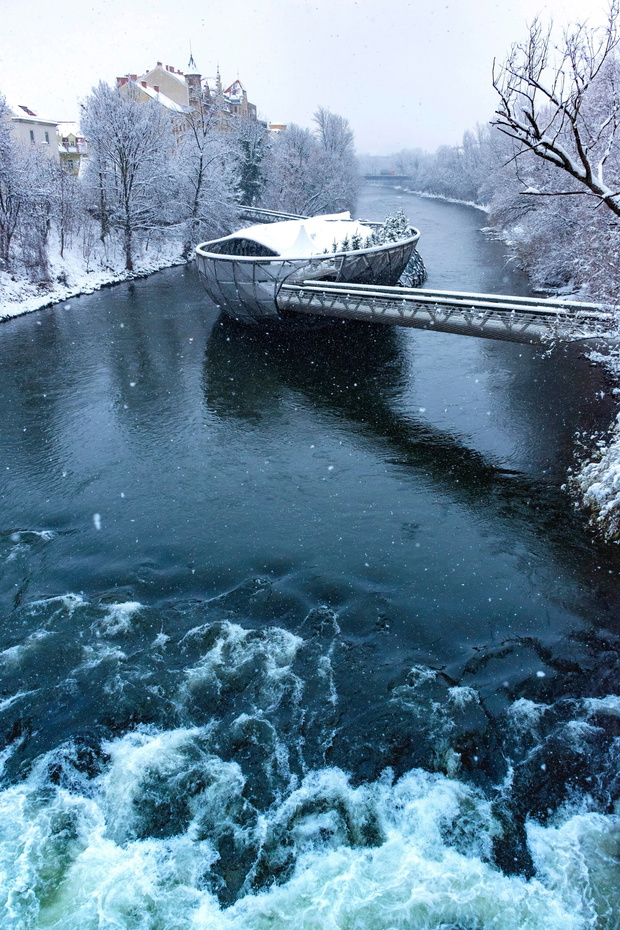Kosmiczna platforma Murinsel Kosmiczna platforma Murinsel na rzece Murna rzece Mur, fot. AdobeStock