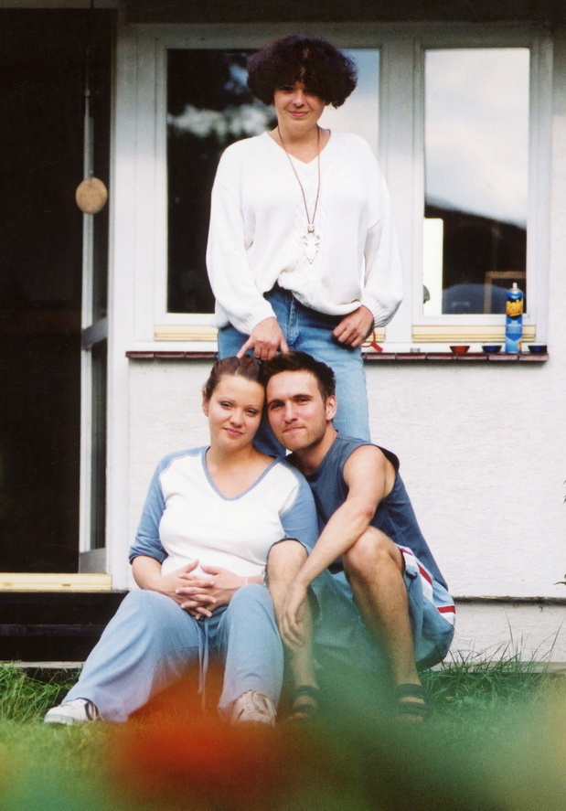 Katarzyna Grochola i jej córka Dorota Szelągowska z mężem aktorem, wokalistą Pawłem Hartliebem. Milanówek 2003.