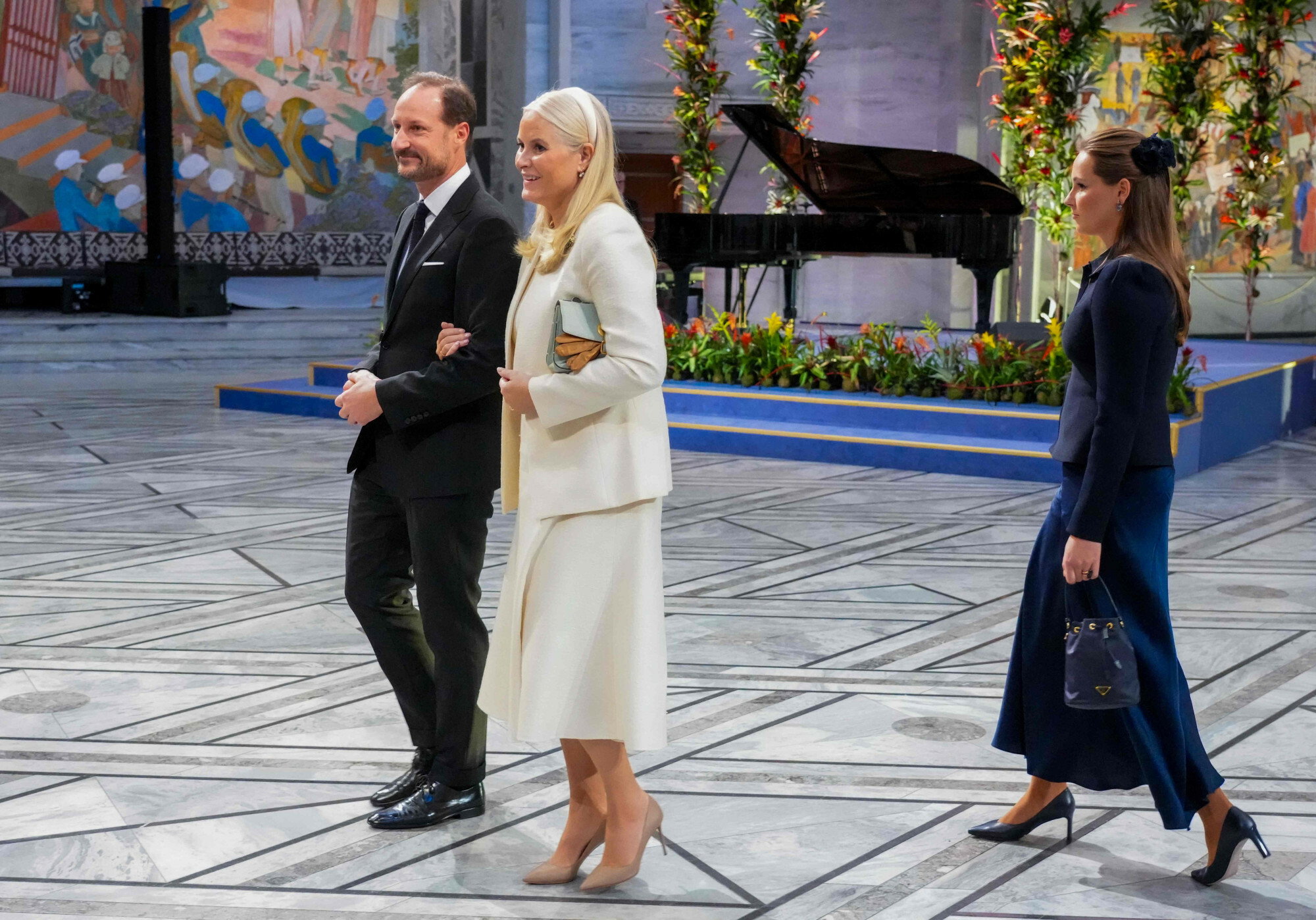 Książę Haakon, księżna Mette-Marit i ich córka Ingrid na uroczystości wręczenia Pokojowej Nagrody Nobla 10 grudnia 2025